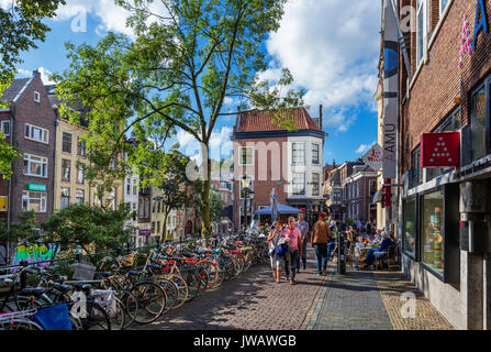 Geschäfte, Bars und Cafés entlang der Oudegracht (alten Kanal), Utrecht, Niederlande Stockfoto