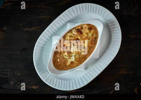 Rührei mit Pilzen und Gemüse in einer Pfanne Stockfoto