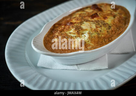 Rührei mit Pilzen und Gemüse in einer Pfanne Stockfoto