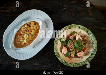 Rührei mit Pilzen und Gemüse in einer Pfanne Stockfoto