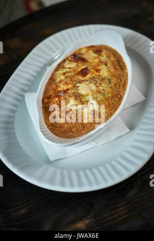 Rührei mit Pilzen und Gemüse in einer Pfanne Stockfoto