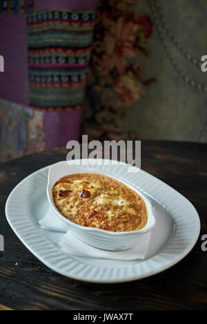 Rührei mit Pilzen und Gemüse in einer Pfanne Stockfoto