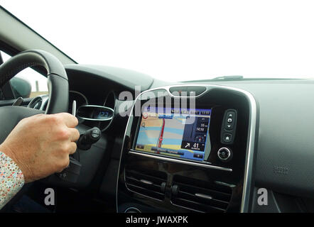 Auto Navigationssystem bauen im Innenbereich des modernen europäischen Auto mit GPS-System auf. Niederlande. Stockfoto