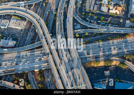 Luftaufnahme von Hafen 110 und Santa Monica 10 Autobahnkreuz in der Innenstadt von Los Angeles, Kalifornien. Stockfoto