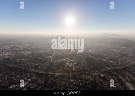 Smoggy Sommernachmittag Luftaufnahme der Stadt Los Angeles Straßen und Türme in Südkalifornien. Stockfoto