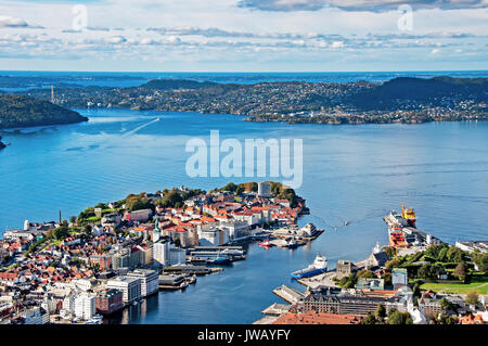 Blick auf Bergen City vom Mount Floyen, Floyen ist einer der Stadt Bergen in Bergen, Hordaland, Norwegen, und eines der beliebtesten touristischen Stadt an Stockfoto