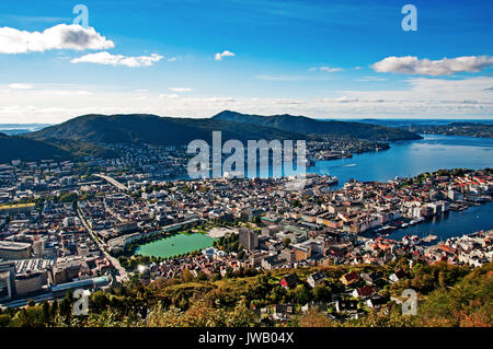 Blick auf Bergen City vom Mount Floyen, Floyen ist einer der Stadt Bergen in Bergen, Hordaland, Norwegen, und eines der beliebtesten touristischen Stadt an Stockfoto