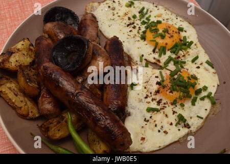 Englisches Frühstück serviert auf einem Teller Stockfoto