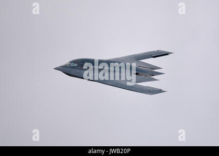 Northrop Grumman B-2 Spirit Tarnbomber des Global Strike Command der US Air Force. Benannt nach Spirit of Pennsylvania, fliegend auf der RIAT Airshow, Großbritannien Stockfoto