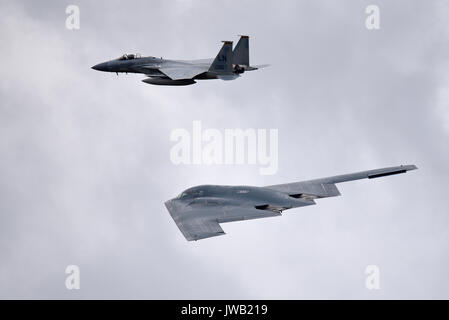 Northrop Grumman B-2 Spirit Stealth Bomber der US Air Force Global Strike Command. Mit dem Namen Geist von Pennsylvania durch eine F-15 Fighter begleitete Stockfoto