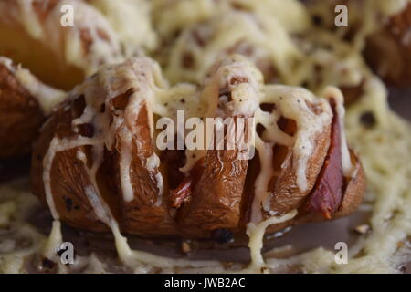 In der Nähe von Hot frische Kartoffeln in eine Schüssel geben. Stockfoto