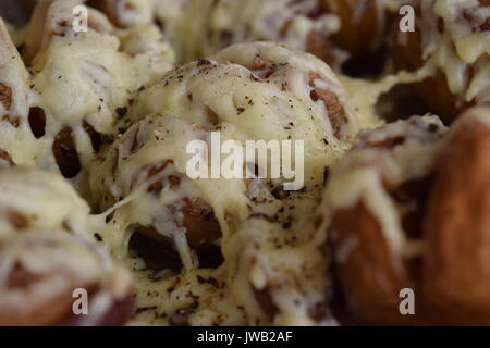 Gebratene Kartoffeln mit Chorizo und Käse Stockfoto