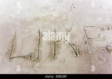 Wie geschrieben steht im Sand am Sunset Beach. Soziale Netzwerke Konzept Stockfoto