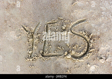 Ja Hand in den Sand geschrieben am Sunset Beach. Stockfoto