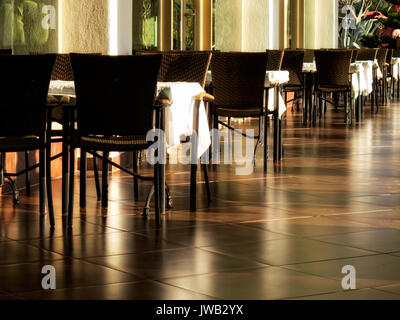 In der Nähe der leeren Restaurant im freien Tisch und Stühlen. Stockfoto