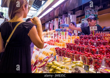 Obst in La Boqueria Lebensmittelmarkt abgewürgt. Barcelona, 2015. Querformat. Stockfoto