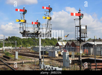 Satz von semaphore Signale auf einem Stativ und einem einzigen Signal an einem Ende von Worcester Shrub Hill Bahnhof gegen eine überwiegend blauen Himmel gesehen. Stockfoto