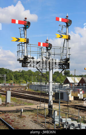 Satz von semaphore Signale auf einem Gantry an einem Ende von Worcester Shrub Hill Bahnhof gegen eine überwiegend blauen Himmel gesehen. Stockfoto