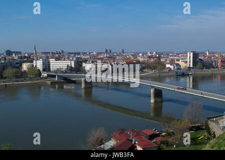 Blick auf die Brücke über die Donau in Novi Sad, Serbien Stockfoto