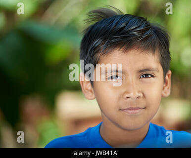Close-up Portrait von schweren Hispanic junge auf unscharfen Sommer Hintergrund Stockfoto