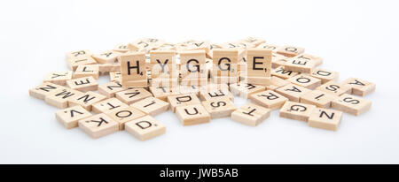 HYGGE Dinkel auf Wort Fliesen auf einem weißen Hintergrund, Hygge ist eine dänische und norwegische Wort, das als eine Qualität der Gemütlichkeit und komfortabel sein kann Stockfoto