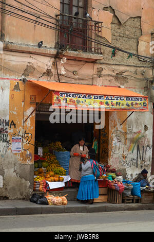 Cholita Verkauf produzieren, La Paz, Bolivien, Südamerika Stockfoto