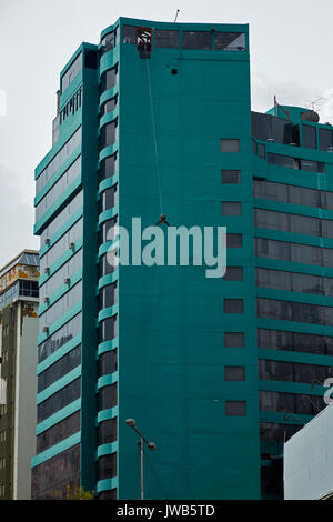 Abseiler tun 'Urban Rush' an der Seite des Hotel Presidente, La Paz, Bolivien, Südamerika Stockfoto