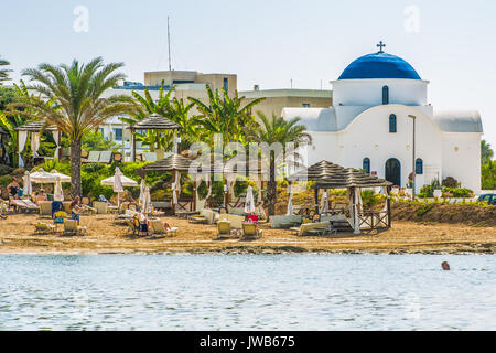 Paphos, Zypern - 20. September 2016: Blick auf den schönen Strand in Paphos, Zypern. Ein Fragment des Mittelmeers und einem kleinen weißen Orthodoxen Chu Stockfoto