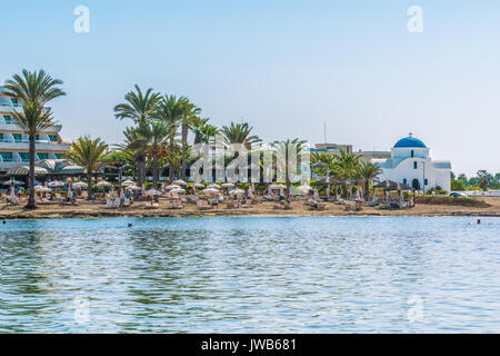 Paphos, Zypern - 20. September 2016: Blick auf den schönen Strand in Paphos, Zypern. Ein Fragment des Mittelmeers und einem kleinen weißen Orthodoxen Chu Stockfoto