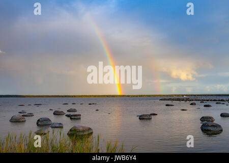 Regenbogen über dem Meer und Felsen, Kasmu, Estland Stockfoto