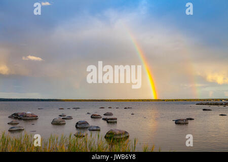 Regenbogen über dem Meer und Felsen im Wasser, Kasmu, Estland Stockfoto