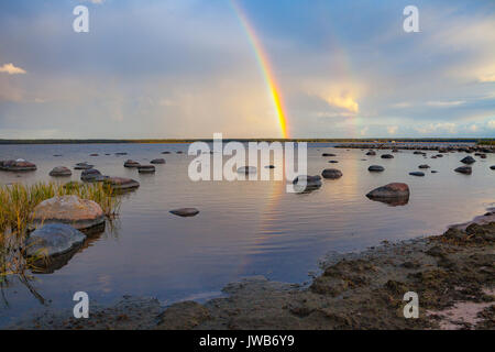 Regenbogen über dem Meer und Felsen, Kasmu, Estland Stockfoto