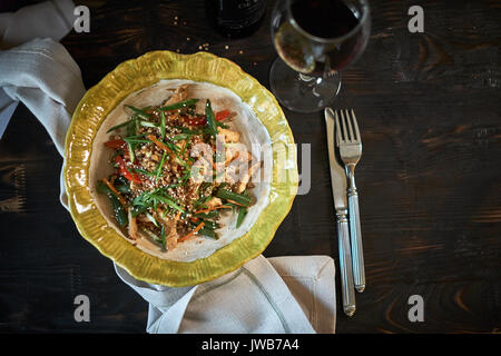 Gebratenen Glasnudeln mit Hackfleisch Schwein und Tomaten, gebratene Nudeln mit Eiern gemischt mit Gemüse, hausgemachte Thai Food jog Stockfoto