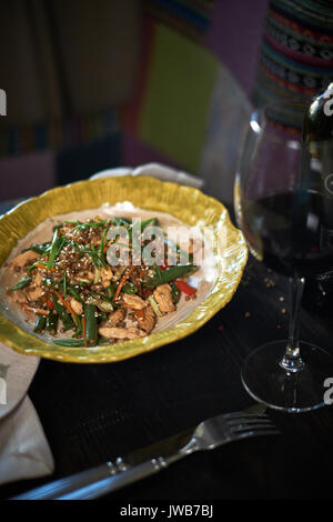 Gebratenen Glasnudeln mit Hackfleisch Schwein und Tomaten, gebratene Nudeln mit Eiern gemischt mit Gemüse, hausgemachte Thai Food jog Stockfoto