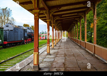 Plattform des alten Vintage Bahnhofs in Haapsalu, Estland Stockfoto