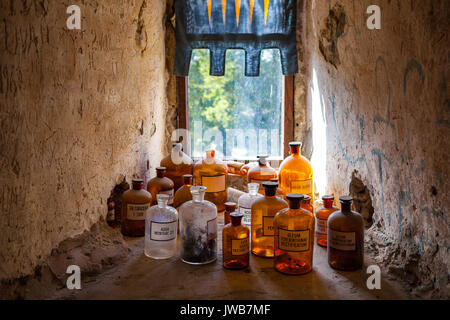 Alte Apotheke Flaschen mit lateinischen Namen. Zimmer der mittelalterlichen Arzt in Burg. Stockfoto