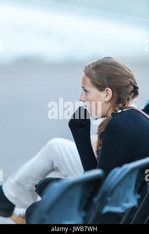 TALLINN, ESTLAND - 4. JULI 2014. Mädchen sitzen und warten auf das Konzert Stockfoto