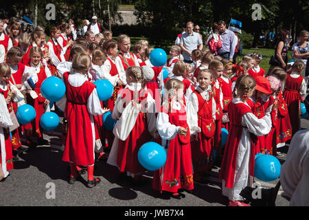 TALLINN, Estland - 04 May 2014: Mädchen in nationalen estnischen Kostüme mit Kugeln Vorbereitung auf die feierliche Prozession der Estnischen Lied und Tanz Festival Stockfoto