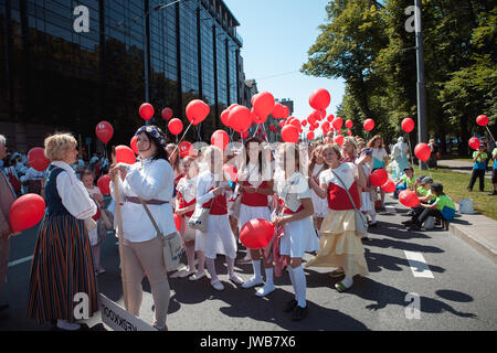 TALLINN, Estland - 04 May 2014: Mädchen in nationalen estnischen Kostüme mit Kugeln Vorbereitung auf die feierliche Prozession der Estnischen Lied und Tanz Festival Stockfoto