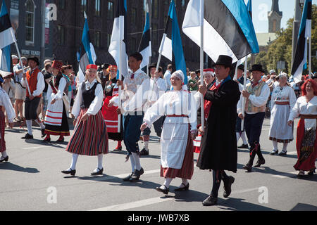 TALLINN, Estland - 4. Juli 2014: Menschen im estnischen Kostüme gehen bei feierlichen Prozession des estnischen Song And Dance Festival Stockfoto