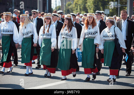 TALLINN, Estland - 4. Juli 2014: Menschen im estnischen Kostüme gehen bei feierlichen Prozession des estnischen Song And Dance Festival Stockfoto