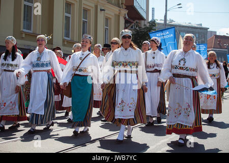 TALLINN, Estland - 4. Juli 2014: Menschen im estnischen Kostüme gehen bei feierlichen Prozession des estnischen Song And Dance Festival Stockfoto