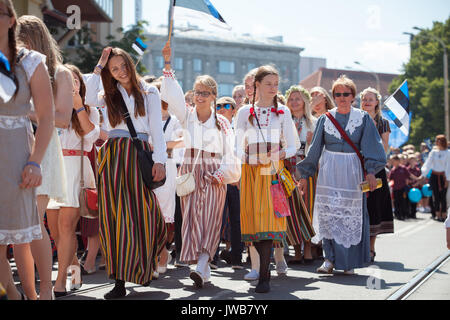 TALLINN, Estland - 4. Juli 2014: Menschen im estnischen Kostüme gehen bei feierlichen Prozession des estnischen Song And Dance Festival Stockfoto