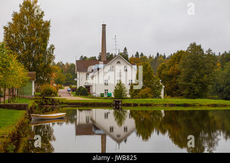 Ansicht von Teich mit weißem Stein Haus (Distillery) im Sommer Green Park, Palmse, Estland Stockfoto