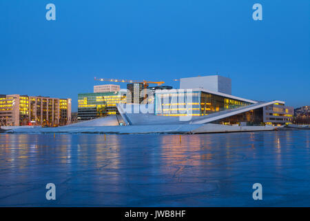 OSLO, Norwegen, 28. Februar 2016: Nacht Blick auf die Oper und die neuen Business Viertel Stockfoto