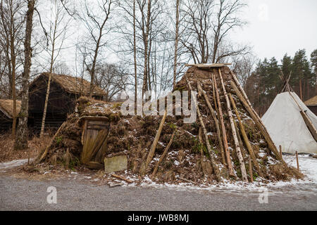 Alte Sami Boden und Holzhütte Stockfoto