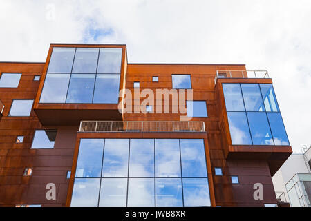 Moderne Architektur - rostige Bügeleisen bedeckt Gebäude mit großen Fenster Blöcke Stockfoto