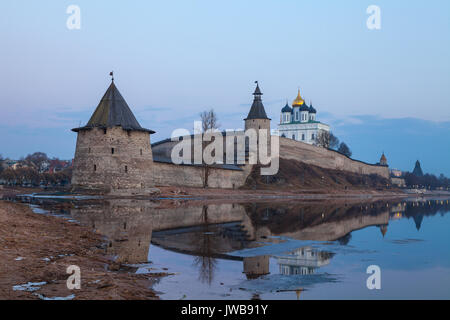 Beleuchteten Kreml Pskow, Russland in der Nacht. Beliebte Sehenswürdigkeiten in Russland. Stockfoto