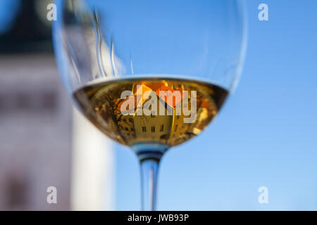 Glasse Weißwein mit alten Tallinn Blick in Reflexion Stockfoto