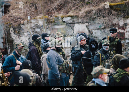 HUMALA, ESTLAND - 09 APR 2016: Rebellen in Camouflage mit Waffe sind die Vorbereitung in Angriff zu nehmen. Taktische airsoft Spiel. Stockfoto